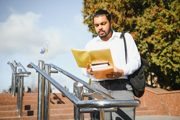 Feliz estudante indiano do sexo masculino na universidade