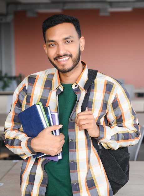 Feliz estudante indiano do sexo masculino na universidade