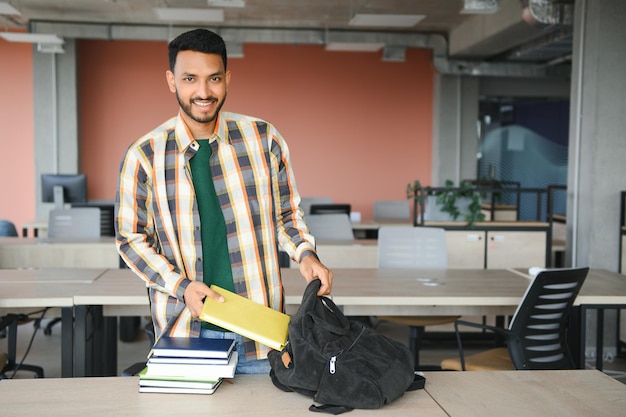 Feliz estudante indiano do sexo masculino na universidade