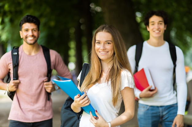 Feliz, estudantes, sorrindo ao ar livre