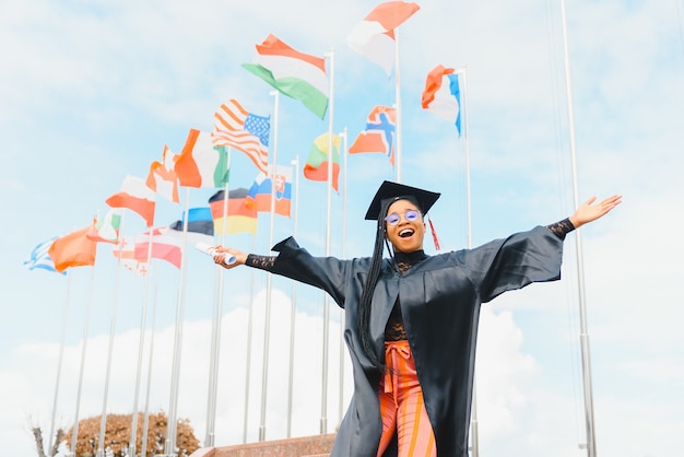 Feliz estudiante afroamericana con diploma de graduación