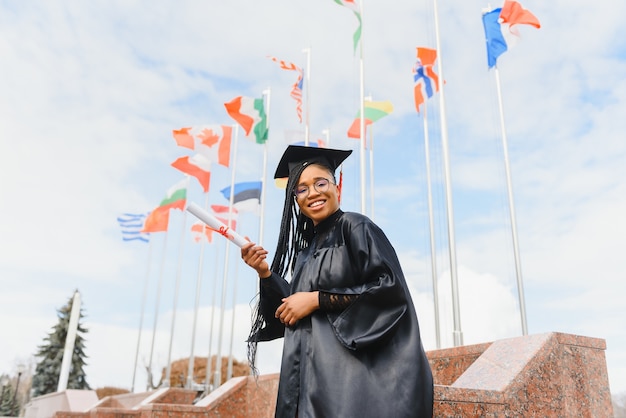 Feliz estudiante afroamericana con diploma de graduación