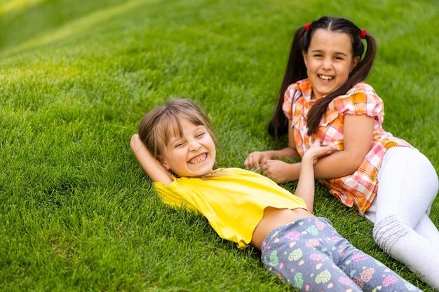 Feliz, excitado, crianças, tendo divertimento, junto, ligado, pátio recreio