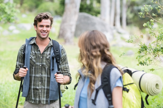 Feliz excursionista mirando a mujer joven