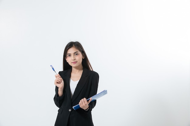 Feliz éxito de mujeres empresarias asiáticas y concepto ganador - equipo feliz con las manos levantadas celebrando el avance y los logros por trabajar sobre fondo blanco