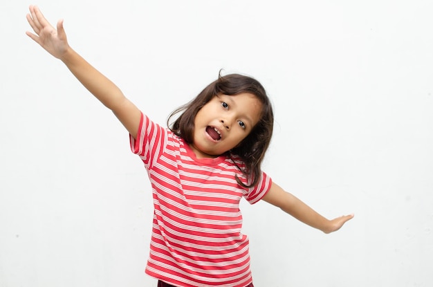 Foto feliz expressão surpresa de menina asiática