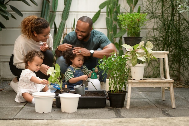 Feliz família afro-americana desfrutando de jardinagem em casa