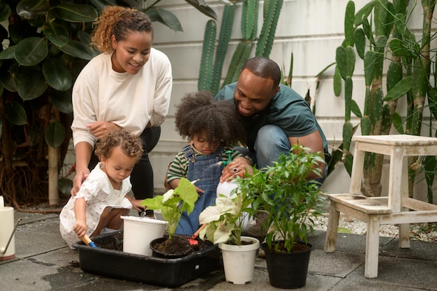 Feliz família afro-americana desfrutando de jardinagem em casa