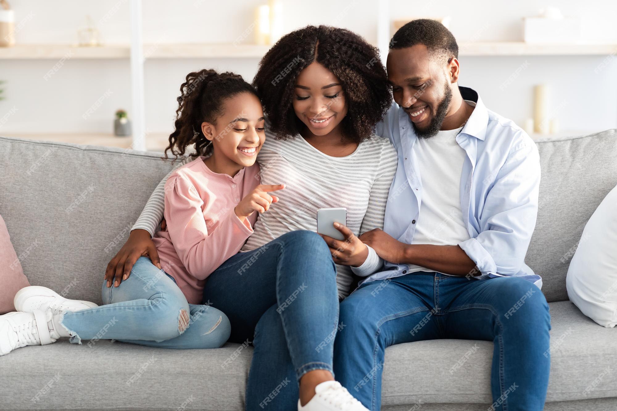 dois irmãos de uma família afro-americana. relaxe e jogue jogos online na  sala da casa. 9232058 Foto de stock no Vecteezy