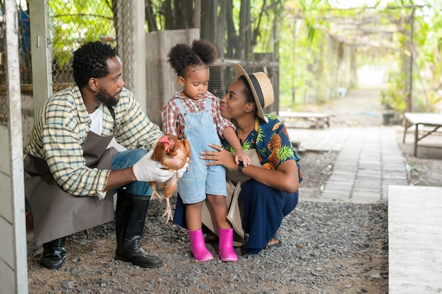 Feliz familia de agrónomos negros disfrutando y trabajando en el concepto de agricultura de tierras de cultivo