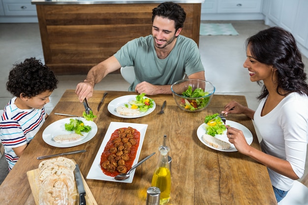 Foto feliz familia almorzando juntos