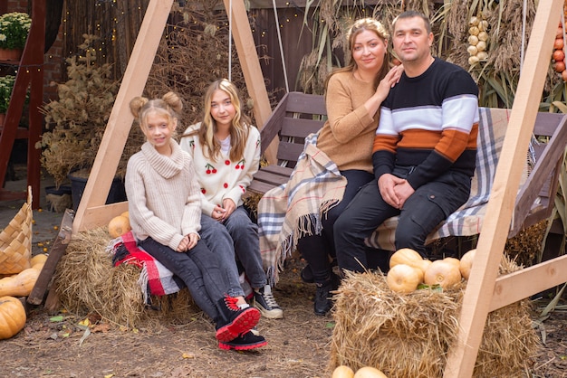 feliz familia amistosa con niños caminando juntos en otoño halloween