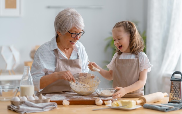 Feliz familia amorosa están preparando panadería juntos Granny y