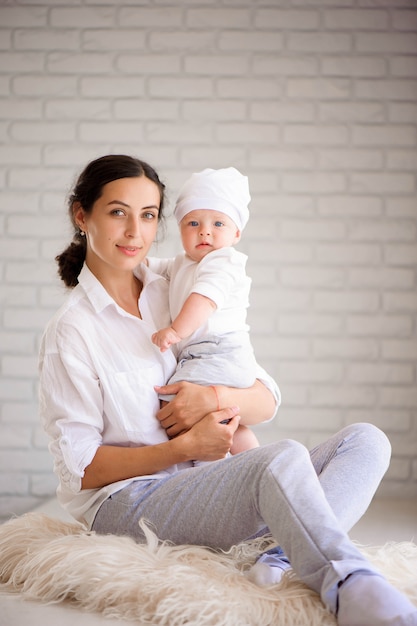 Feliz familia amorosa. Joven madre está jugando con su bebé