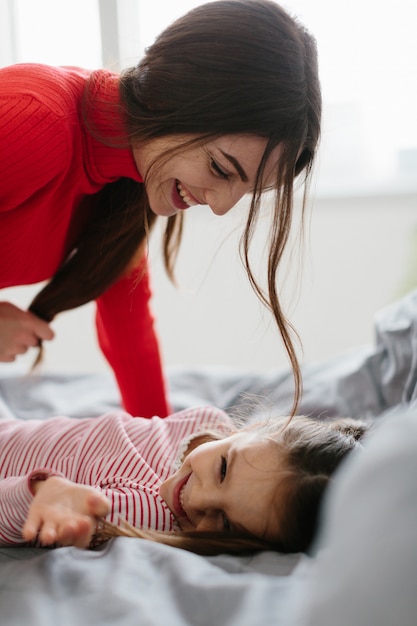 Feliz familia amorosa. Madre y su hija niño niña jugando y abrazando.