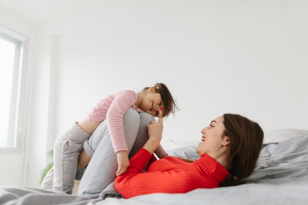 Feliz familia amorosa. Madre y su hija niño niña jugando y abrazando.