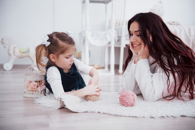 Feliz família amorosa. Mãe e filha filha criança brincando juntos