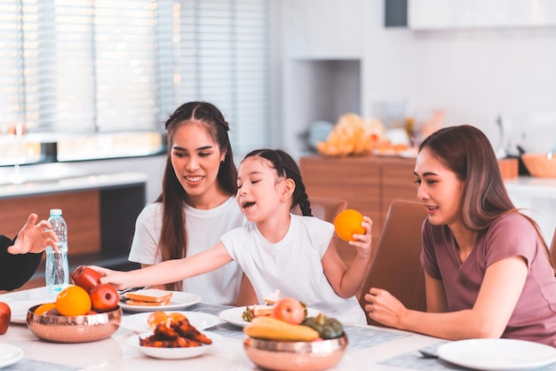 Feliz família asiática apaixonada comendo juntos em casa