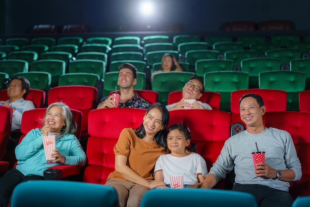 La feliz familia asiática de padre, madre, hijo y abuela aprecia los momentos del fin de semana