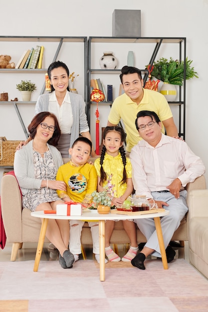 Feliz familia asiática se reunió en casa para celebrar el año nuevo chino decorado para el evento