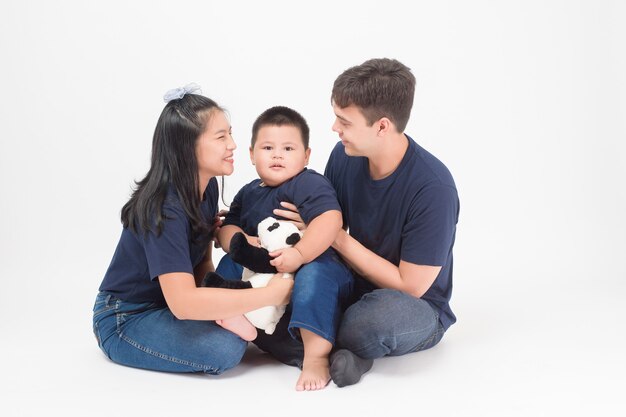 Feliz família asiática são desfrutar com o filho em estúdio