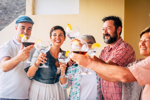Feliz familia brindando con bebidas en casa