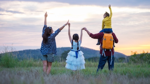 Feliz familia de cuatro personas, madre, padre, hijo y dos hija en Prado