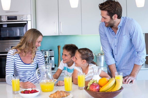 Feliz familia desayunando juntos