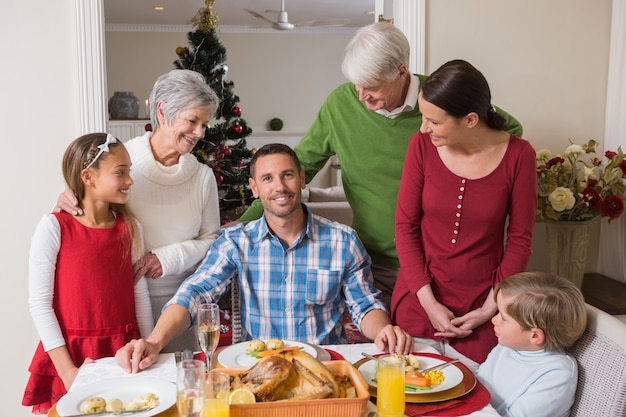 Feliz familia extendida en Navidad