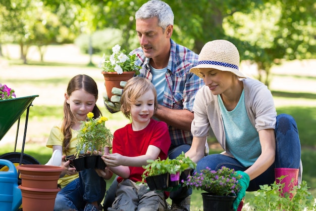 Feliz familia de jardinería