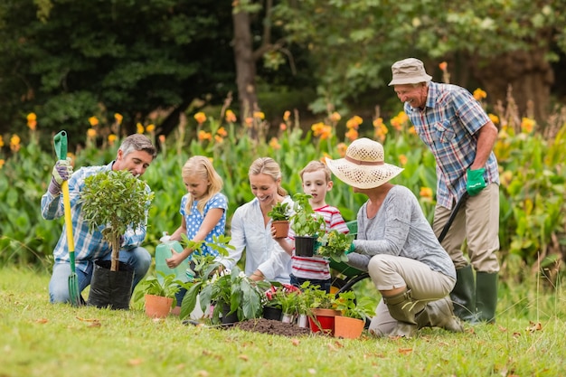 Feliz familia de jardinería