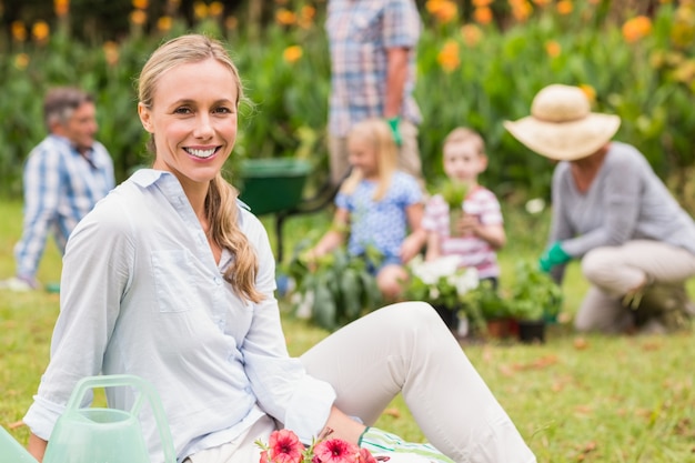 Feliz familia de jardinería