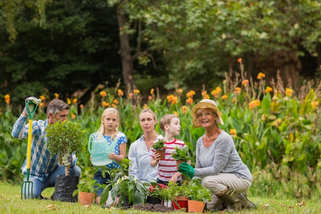 Feliz familia de jardinería