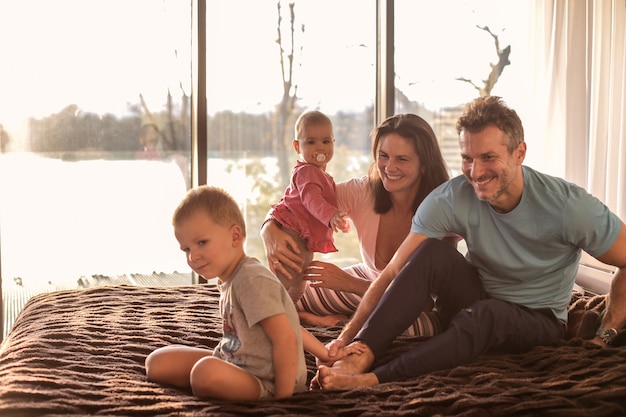 Foto feliz família jovem