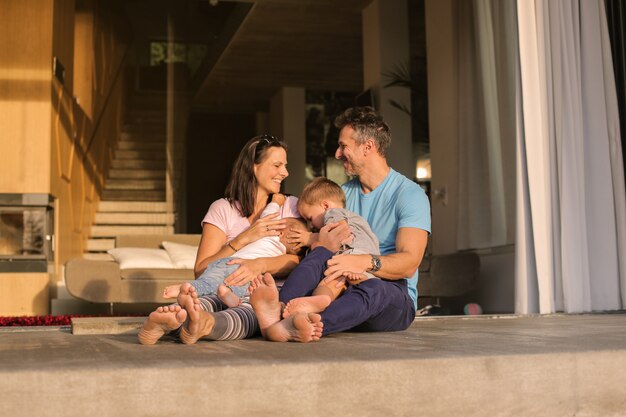 Foto feliz família jovem