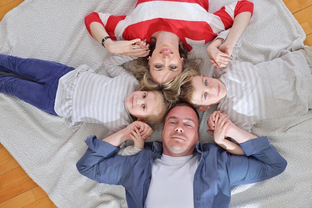 feliz familia joven se divierte con sus hijos en la moderna sala de estar en el interior