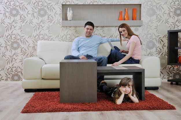 feliz familia joven relajándose en un salón moderno en casa