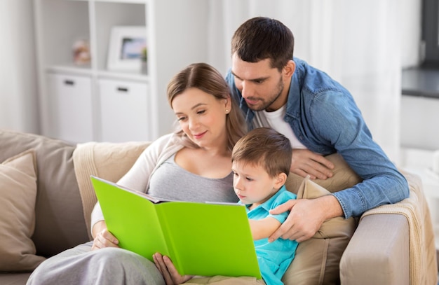 feliz familia leyendo libros en casa