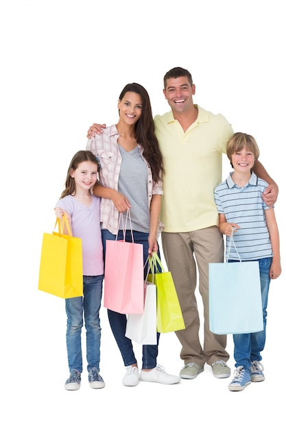 Feliz familia llevando bolsas de compras