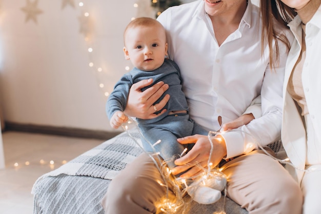 Feliz família mãe, pai e filho. árvore de natal