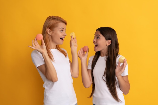 Feliz familia de mamá y niño tienen macaron de galletas de macaron francés