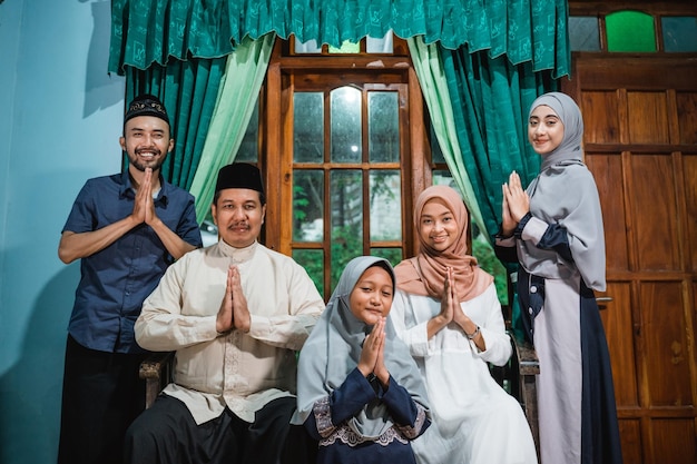 Feliz família muçulmana asiática em sua casa em idul fitri