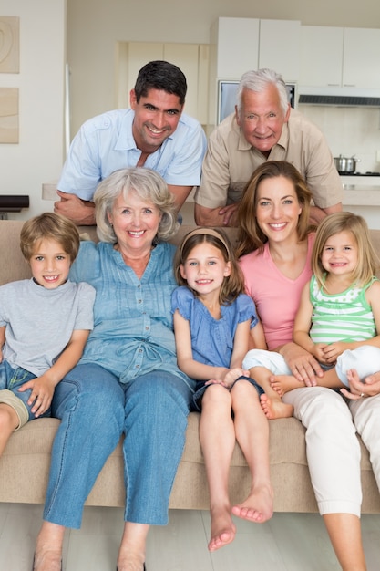 Feliz familia multigeneracional en el hogar