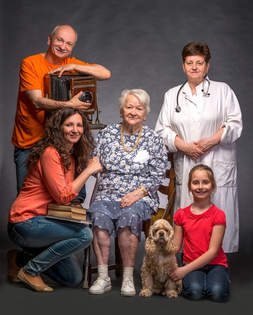 Foto feliz familia multigeneracional posando