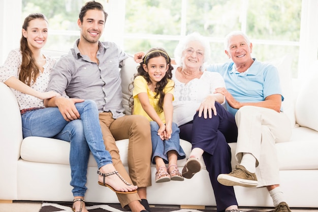 Feliz, família prolongada, sorrindo, casa