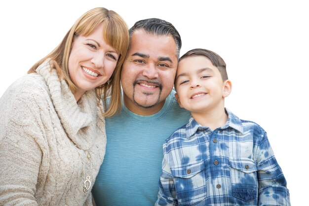 Feliz familia de raza mixta hispana y caucásica aislada en un fondo blanco