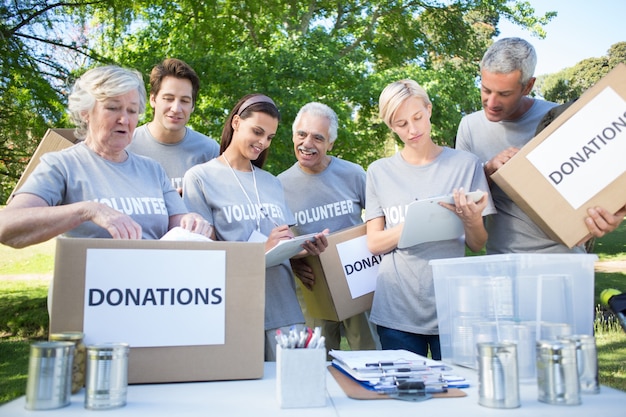 Feliz familia voluntaria con cajas de donación