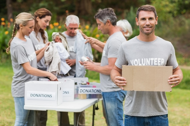 Feliz familia voluntaria con cajas de donación