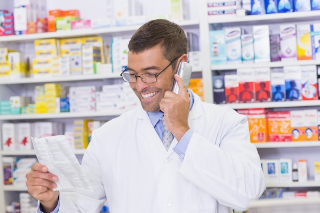 Feliz farmacêutico no telefone