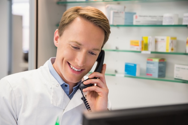 Feliz farmacéutico en el teléfono